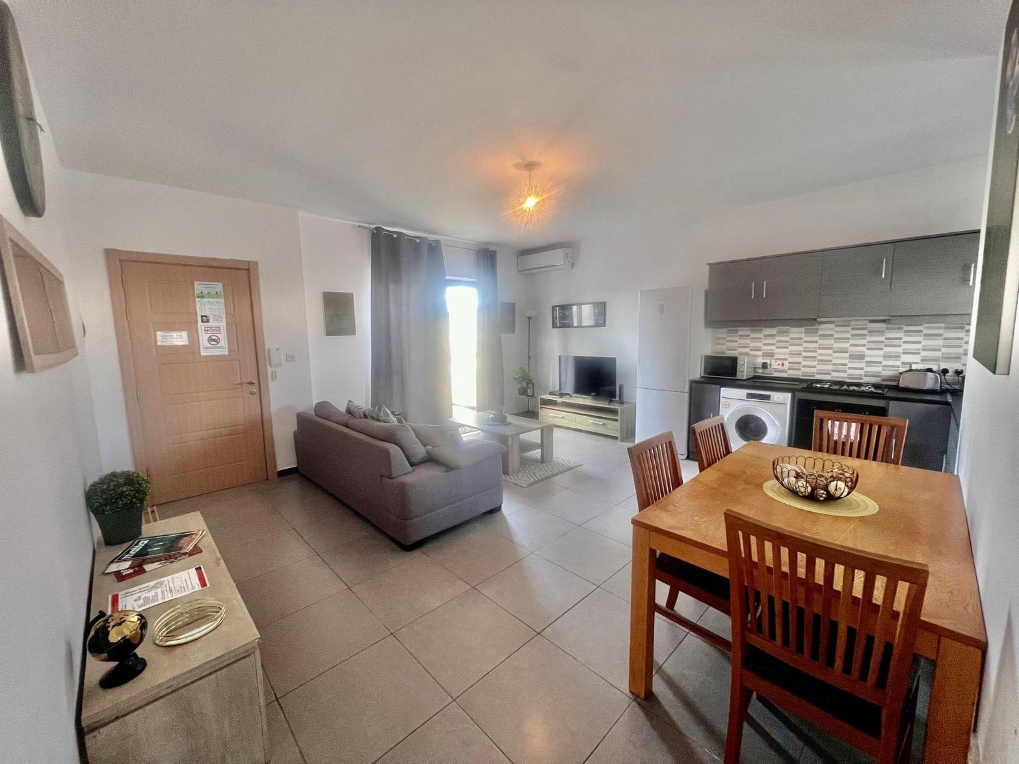 83/3-Lovely 1 Bedroom Penthouse Биркиркара Экстерьер фото